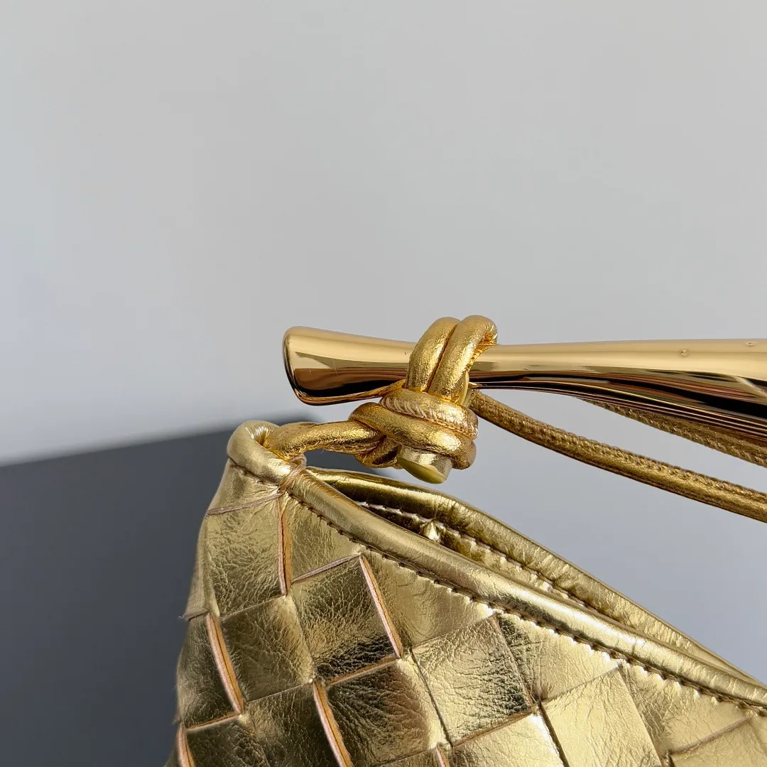 Batch of 1260 BV Mini Sardine is coming‼ ️Super high-end, stainless steel hardware + 24k real gold plating process, fish scales (concave and convex positions) are the finishing touch, the sardine bag that can be carried cross-body is completely beautiful to the heart. The metal element handle and the weaving are perfectly combined to completely integrate the artistic sense and elegance and fashion. It is really like a work of art🏺The large size is elegant, the small size is exquisite and cute, a must-have item for fashionistas, and the details are perfectly reproduced. Style number: 744267 Size 20*12*2.5